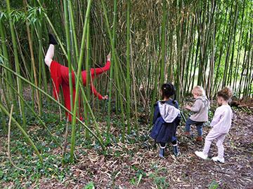 spectacle devant des enfants