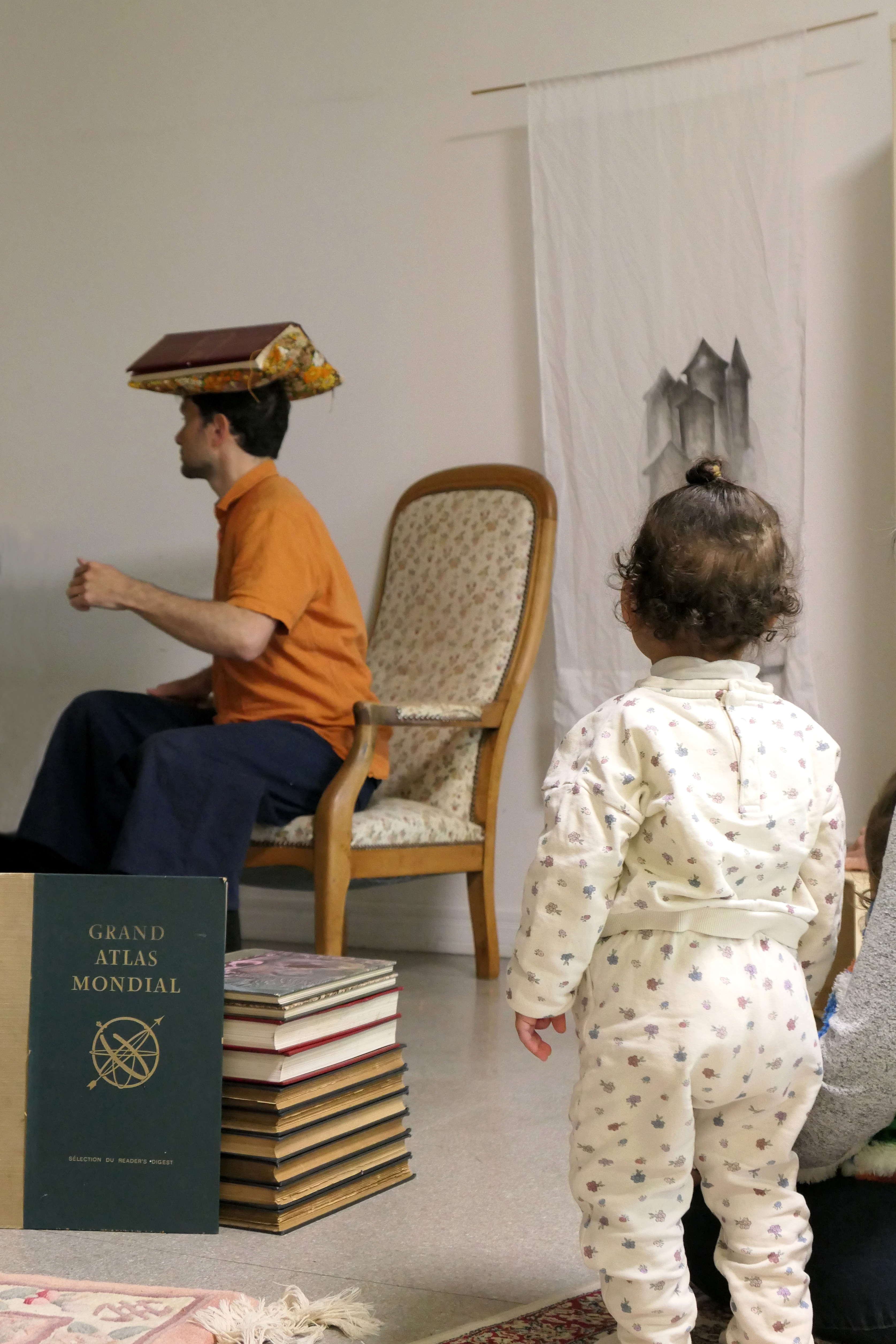 Sous les livres